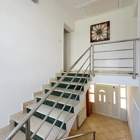 Rusula Apartment *